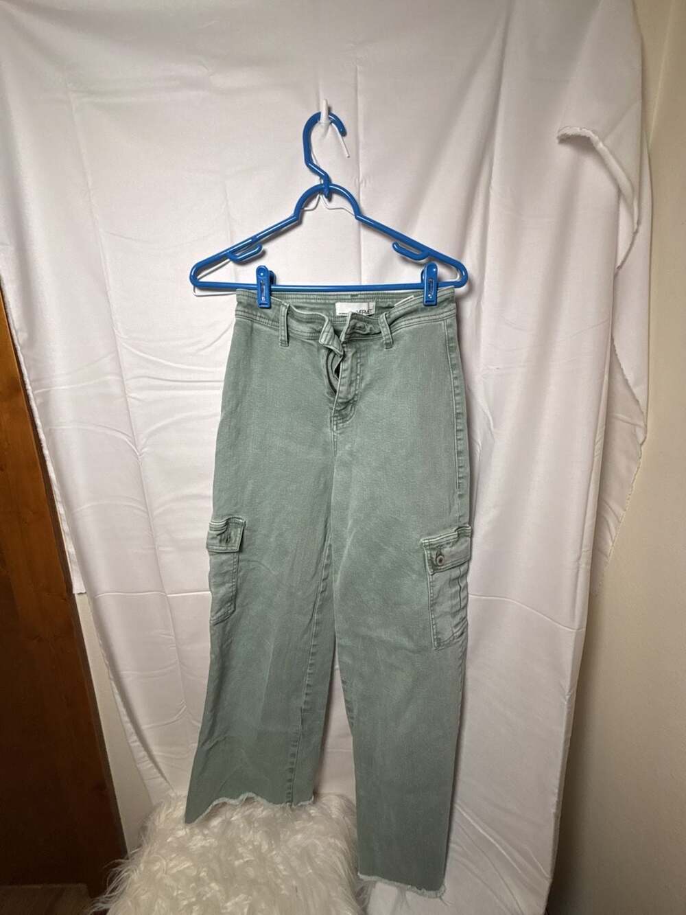 Vervet Los Angeles Sage Green Cargo Pants Size 26 Style V3441AGAT